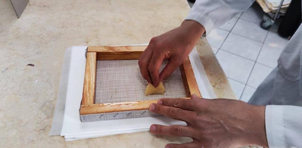 Қолжазбалар және сирек кітаптар ұлттық орталығында қағаз құю әдісі енгізілді