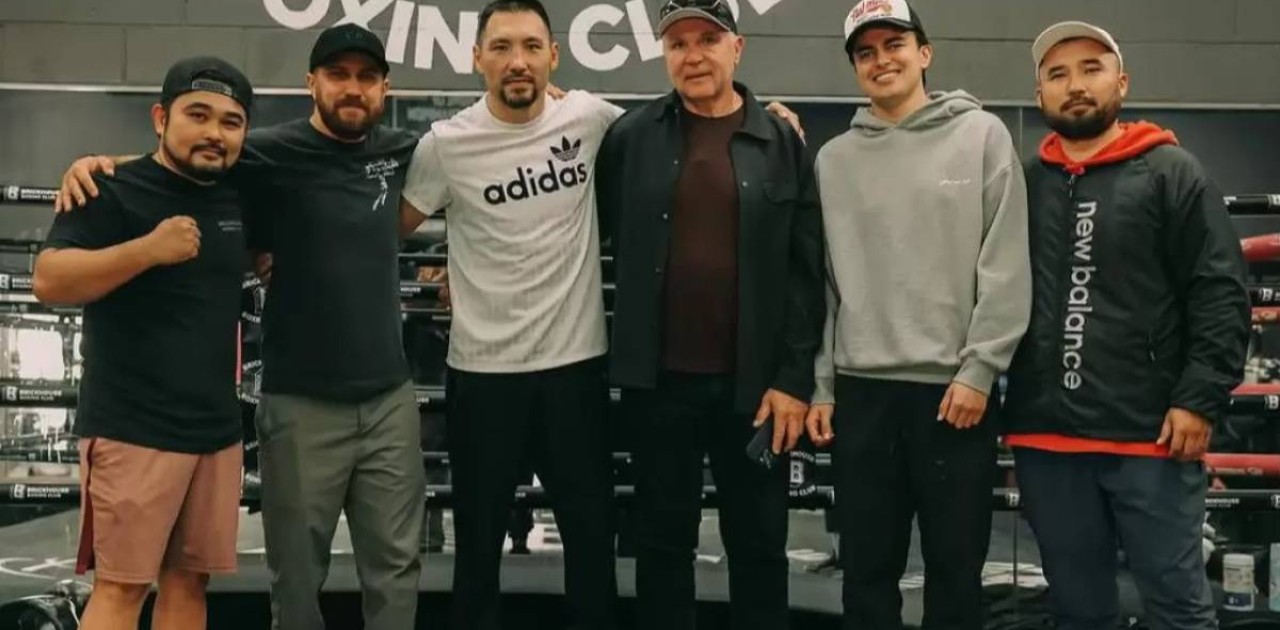 Василий Ломаченко Жәнібек Әлімханұлына сәттілік тіледі