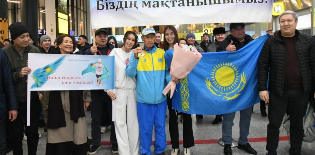 Астана әуежайында 80 жастағы марафоншы Салтанат Түйтебаевты қарсы алды