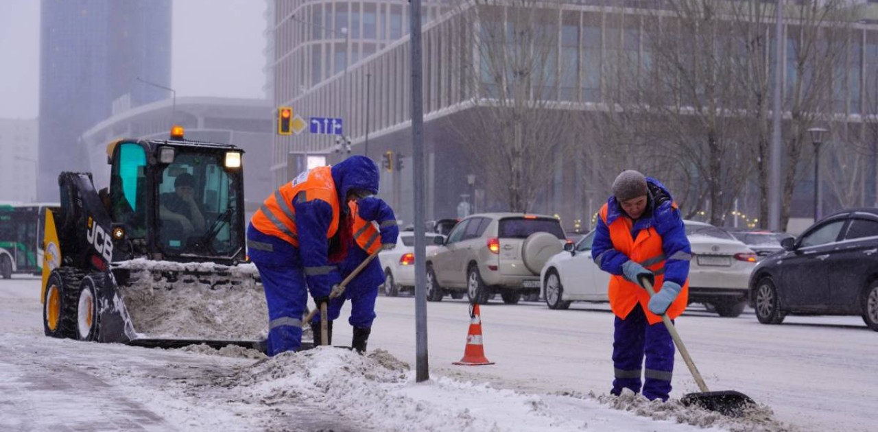 Астанада 2 500-ден астам жұмысшы қар күреуге шықты