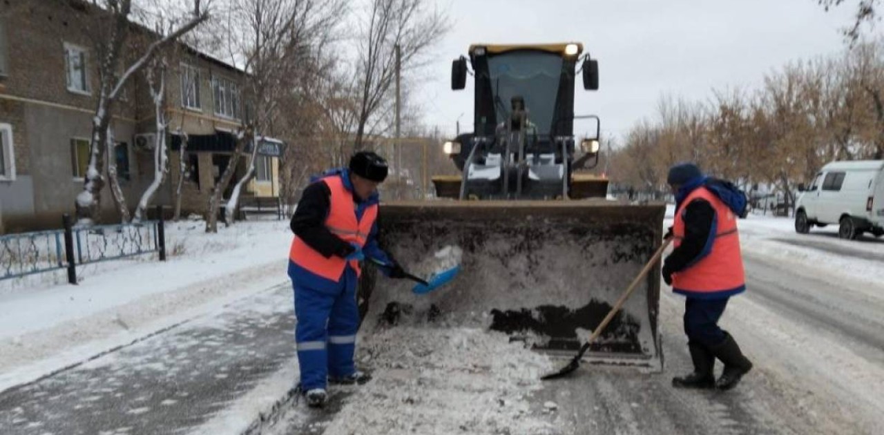 Астанада 2 800-ден астам жұмысшы қар тазалауға шықты