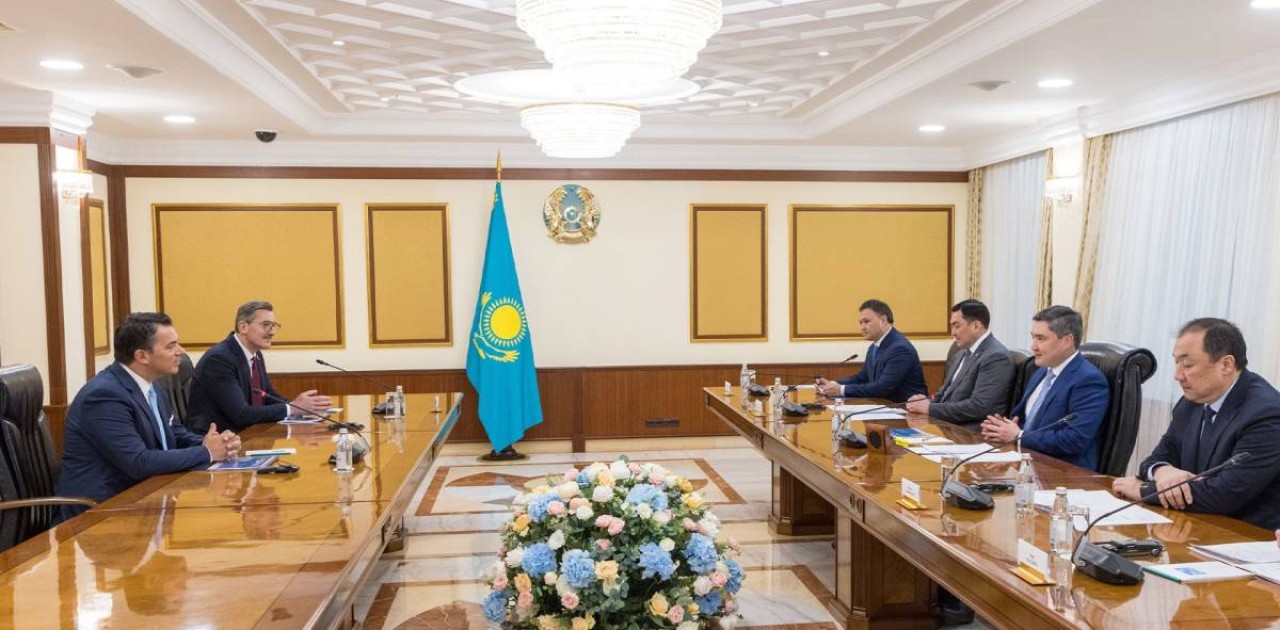 Үкіметте экологиялық таза авиаотын өндіретін зауыт салу мәселесі талқыланды