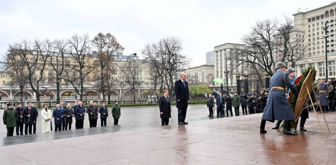 Мемлекет басшысы Мәскеудегі «Белгісіз жауынгер бейіті» ескерткіш мемориалына гүл шоғын қойды