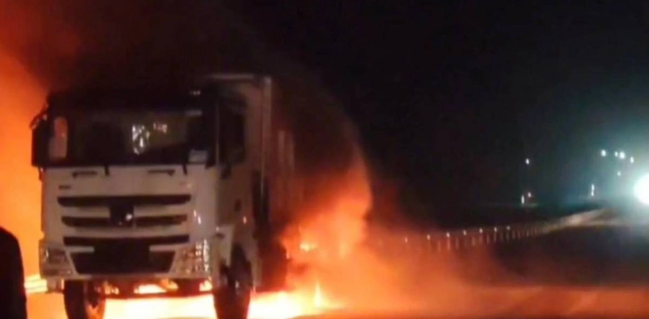 «Алматы-Өскемен» тасжолында жүк көлігі өртенді (видео)