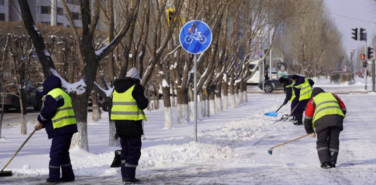 Елордада үш мыңға жуық жұмысшы қар тазалауға шықты