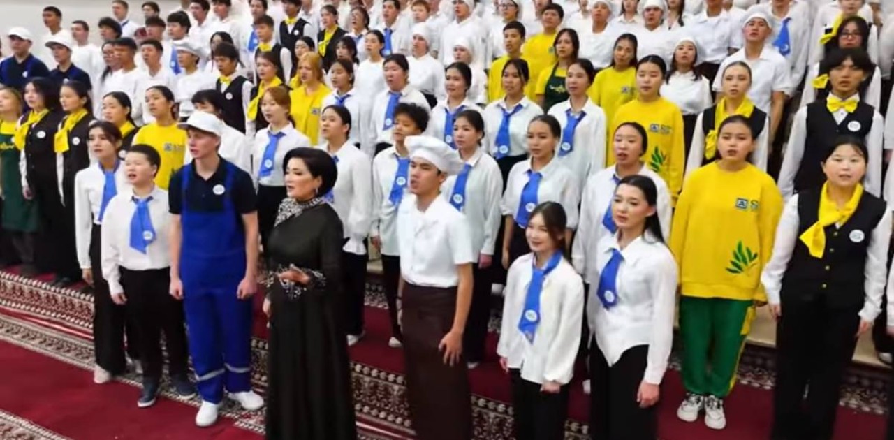 Жұмысшы мамандықтар жылы: Астанада «Еңбек адамы» әніне бейнебаян түсірілді - ВИДЕО