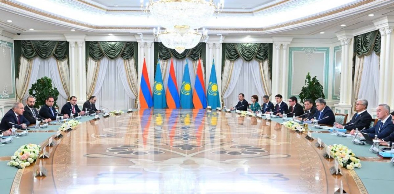 Қазақстан Президенті мен Армения Премьер-министрі кеңейтілген құрамда келіссөз жүргізді