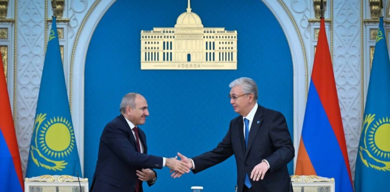 Никол Пашинян  Alem.ai ЖИ орталығының жұмысымен танысады