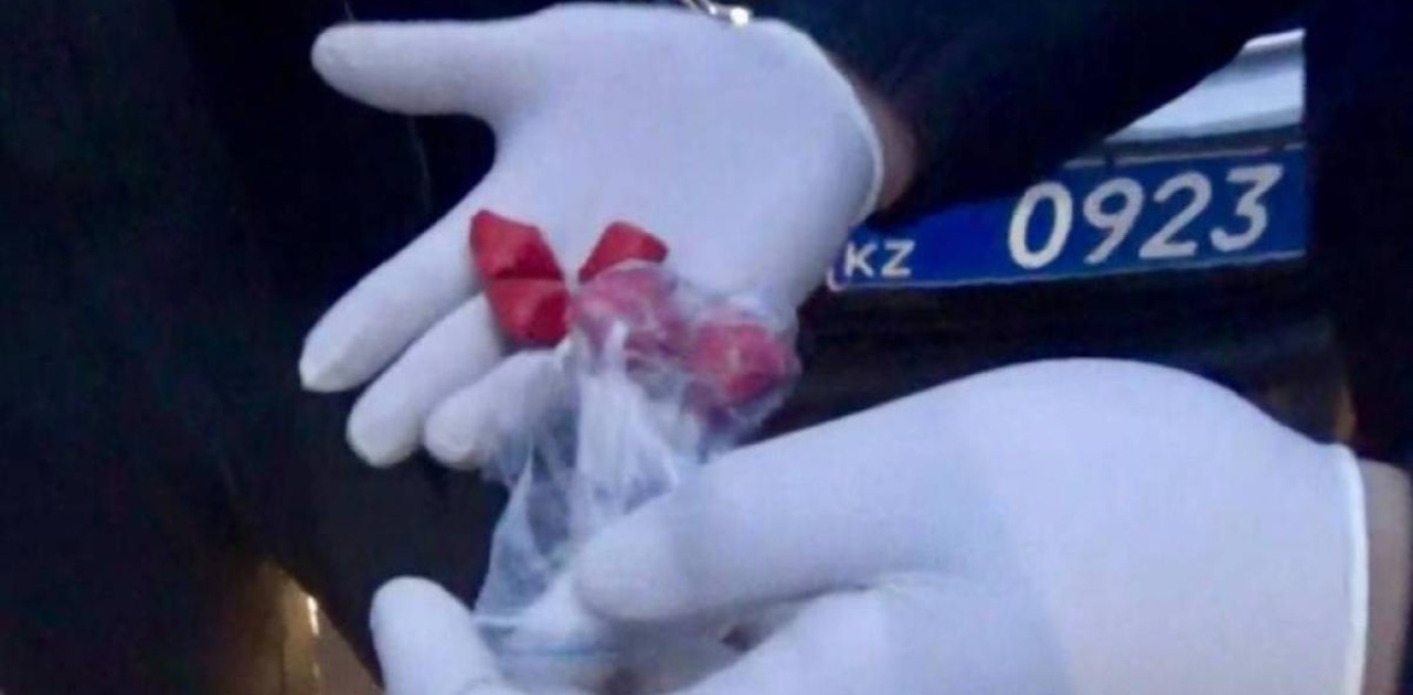 Павлодарда магнит арқылы есірткіні жасырын қойып жүрген күдікті ұсталды