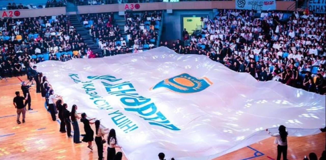 Астанада студенттерді қабылдау кешінде «Заң және тәртіп» алып туы жайылды