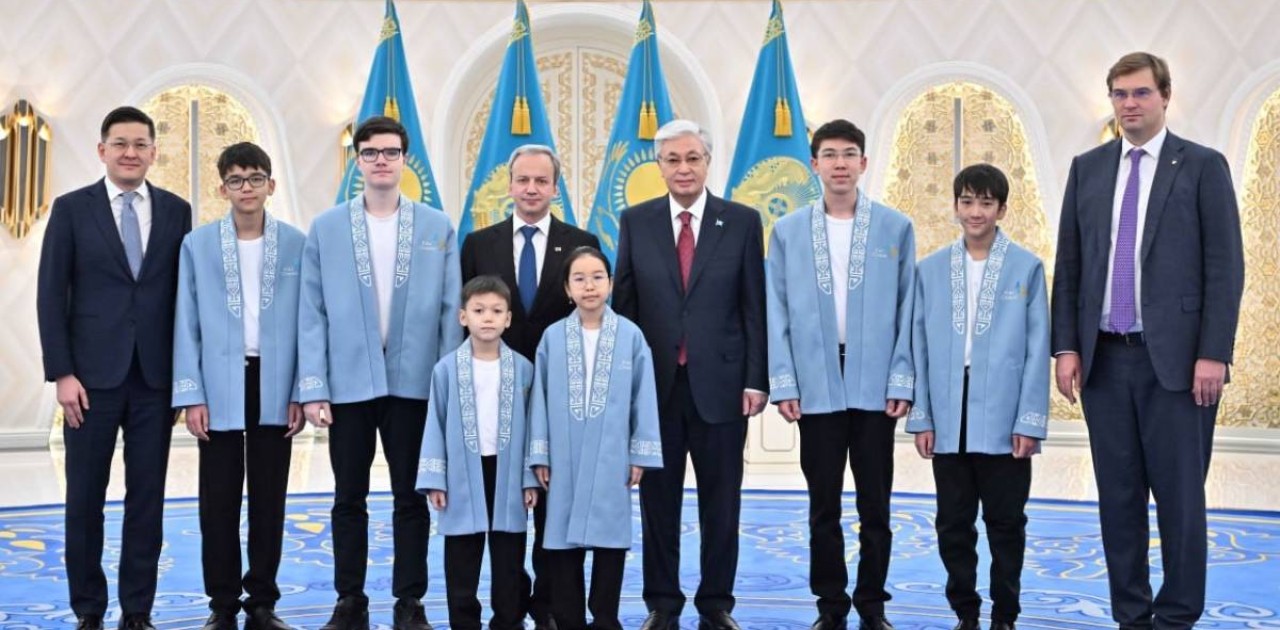 Мемлекет басшысы әлем біріншіліктерінде топ жарған жас шахматшылармен кездесті