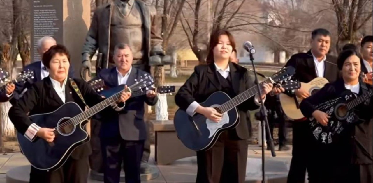Атырауда 60 гитарашы бір мезетте Табылды Досымовтың әнін шырқады (ВИДЕО)