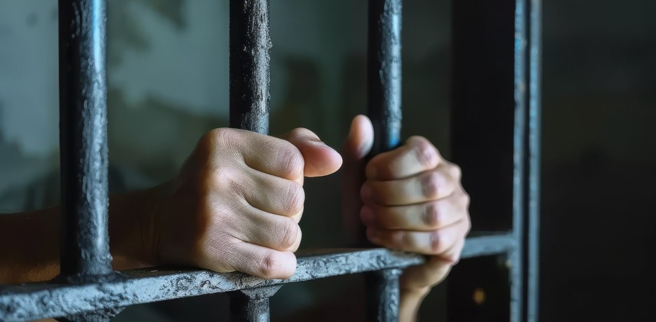 «Бәрінен айырылдым»: есірткі тұтынып, төрт рет түрмеде отырған ер адам ата-аналарға үндеу жасады