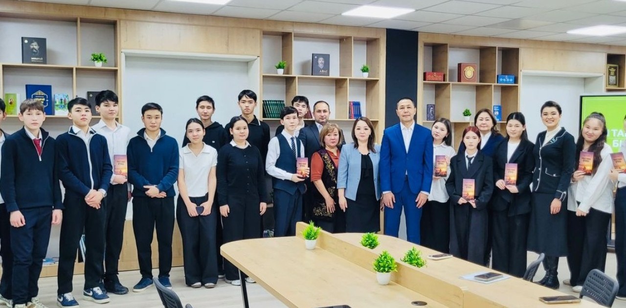 Астана мәслихат депутаты жазушы Төлен Тілеубайдың кітабын оқушыларға сыйға тартты