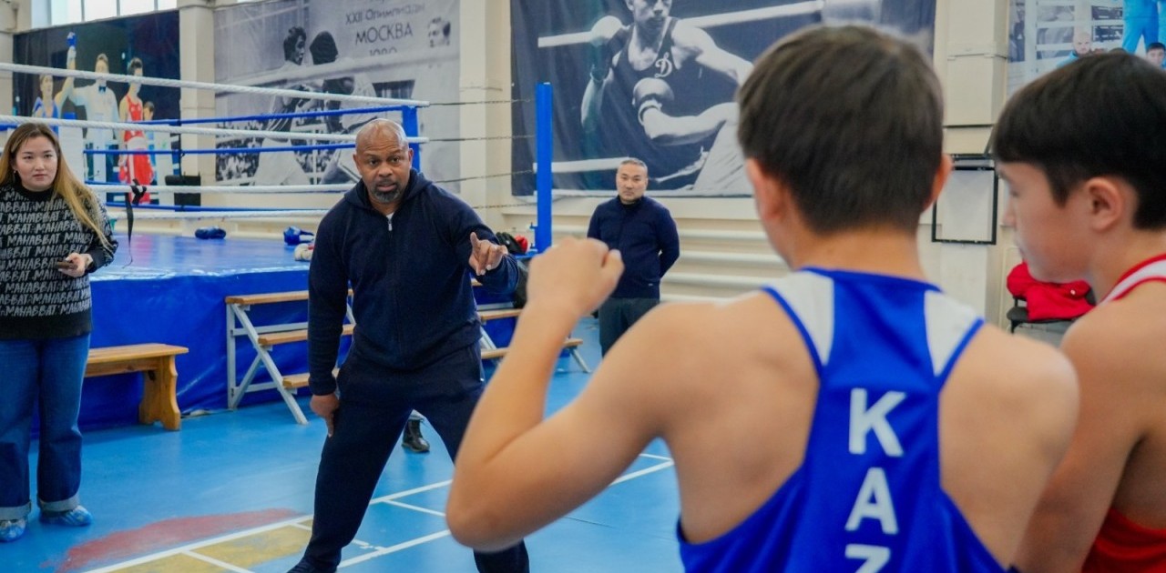 Әлемдік бокс жұлдызы Рой Джонс астаналық жас спортшыларға шеберлік дәрісін өткізді