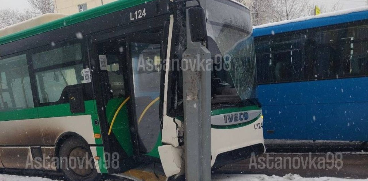 Астанада автобус жарық бағанына соғылды