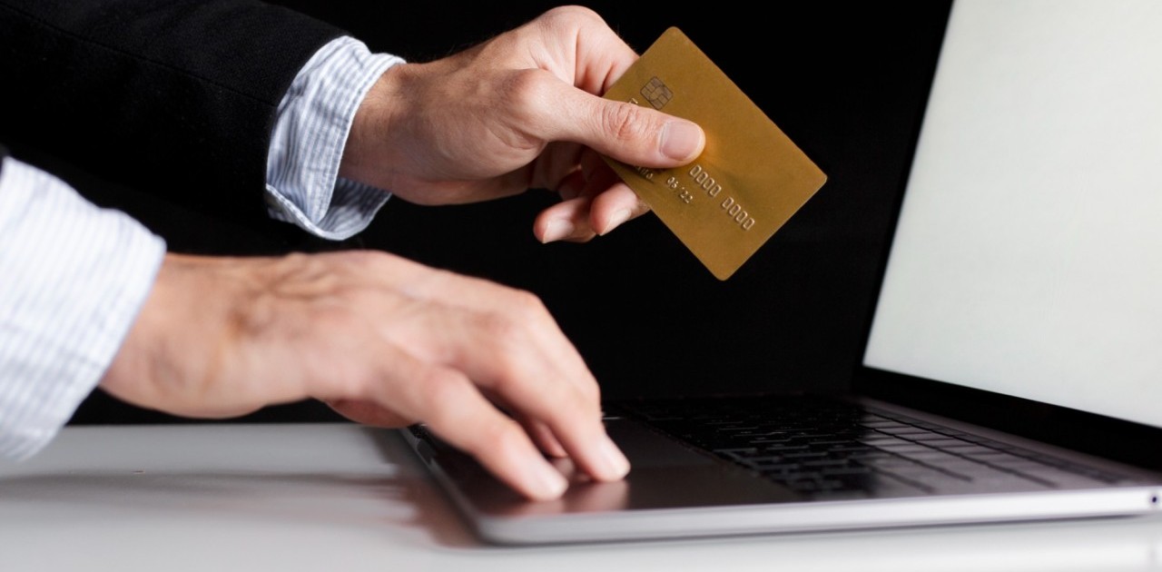 Бірнеше өңір тұрғыны казинода ұтылған алаяққа алданып қалды