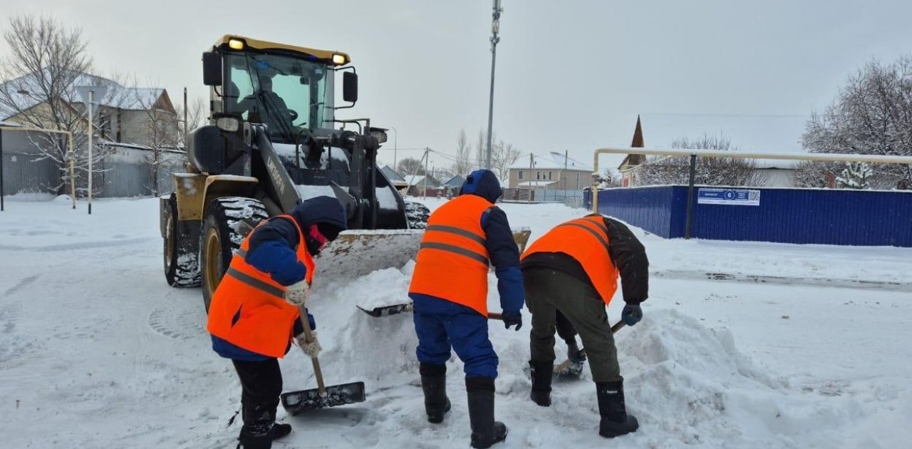 Астанада үш мыңнан астам жұмысшы қар күреуге шықты