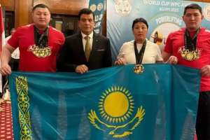 Астаналық ұстаз ауыр жүк көлігін сүйреп, жаңа рекорд орнатпақ (ВИДЕО)