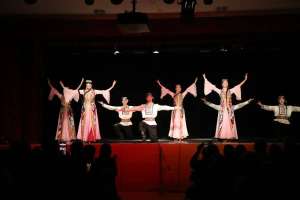 Қазақстандық «Бірлік» ансамблі Парижде өнер көрсетті