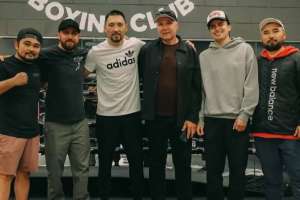 Василий Ломаченко Жәнібек Әлімханұлына сәттілік тіледі