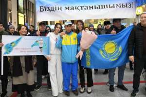 Астана әуежайында 80 жастағы марафоншы Салтанат Түйтебаевты қарсы алды