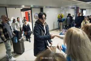 Берлин әуежайында шетелдік фанат Димашқа күй шертіп берді