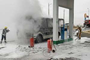 Атырауда жанармай құю бекетінің аумағында автобус өртенді
