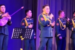 Ұлттық ұлан ерлер хоры домбыраның сүйемелдеуімен Linkin Park хитін орындады