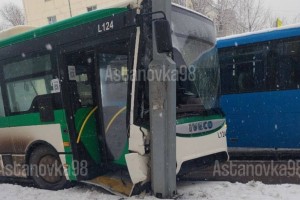 Астанада автобус жарық бағанына соғылды