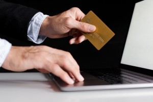 Бірнеше өңір тұрғыны казинода ұтылған алаяққа алданып қалды