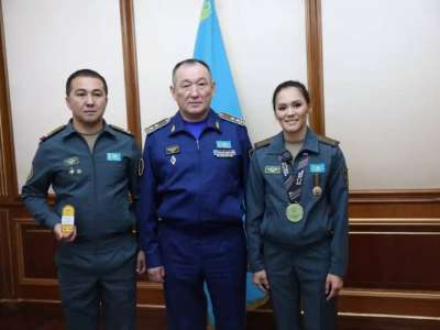 Қорғаныс министрі боксшы Алуа Балқыбекованы медальмен марапаттады