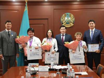 Министр садақ атудан тарихи медаль жеңіп алған спортшылармен кездесті