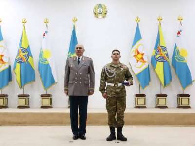 Қорғаныс министрі әскери қызметшілерге мемлекеттік наградалар табыс етті