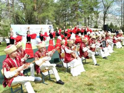 Алматыда Абай әндерін 1000 адам хормен орындады (ВИДЕО)