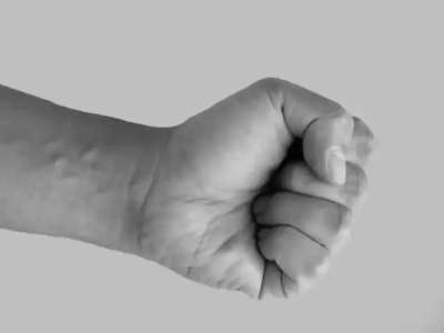 «30 мың теңге қарызын сұрағаны үшін ұрған»: Атырауда соққыға жығылған ер адам ауыр халде жатыр