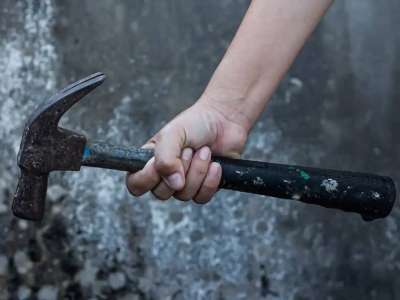 Шымкентте халық емшісі науқасты балғамен ұрып емдеген