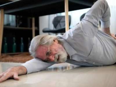 Теміртауда қарияны соққыға жыққан балалар екі айға қамауға алынды