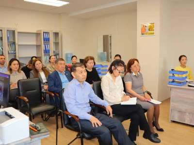Белсенді ұзақ өмір сүру орталығының қызметкерлері заңгерлермен кездесті