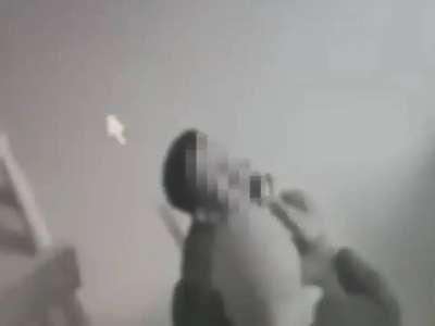 Алматыда балабақша тәрбиешісі сәбиді қылғындырған (ВИДЕО)