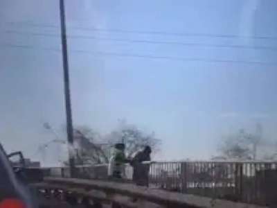 Көпірден секірмек болған қыз құтқарылды