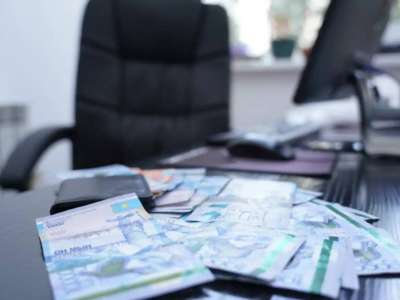 Мәслихат төрағасы мен депутат пара берді деген күдікке ілінді