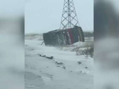 Қарағанды облысында қатты желден автобус аударылып қалды