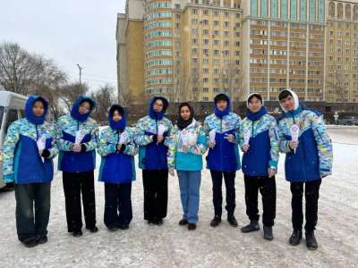 Астаналық еріктілер тұрғындарға бауырсақ пен ыстық шай ұсынды