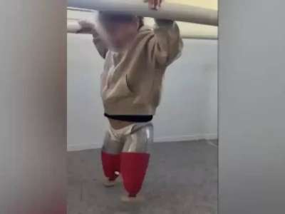 Автобус апатынан екі аяғынан айырылған бүлдіршін протезбен алғашқы қадамын жасады