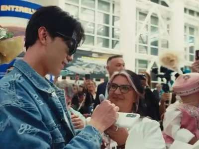 Димаш Құдайбергенді Нью-Йорк әуежайында жанкүйерлері жылы қарсы алды