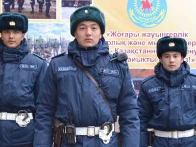 Ұлттық ұлан сарбаздары жоғалған баланы ата-анасына табыстады