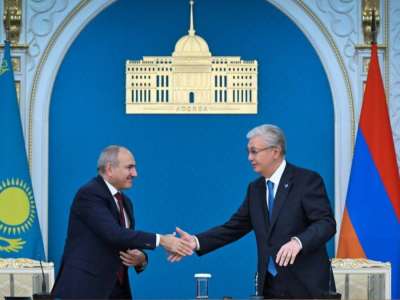 Никол Пашинян  Alem.ai ЖИ орталығының жұмысымен танысады