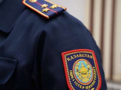 Елордада полицейлер көпқабатты үйден секірмек болған қызды құтқарды