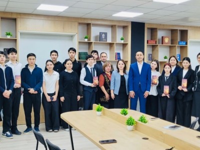 Астана мәслихат депутаты жазушы Төлен Тілеубайдың кітабын оқушыларға сыйға тартты